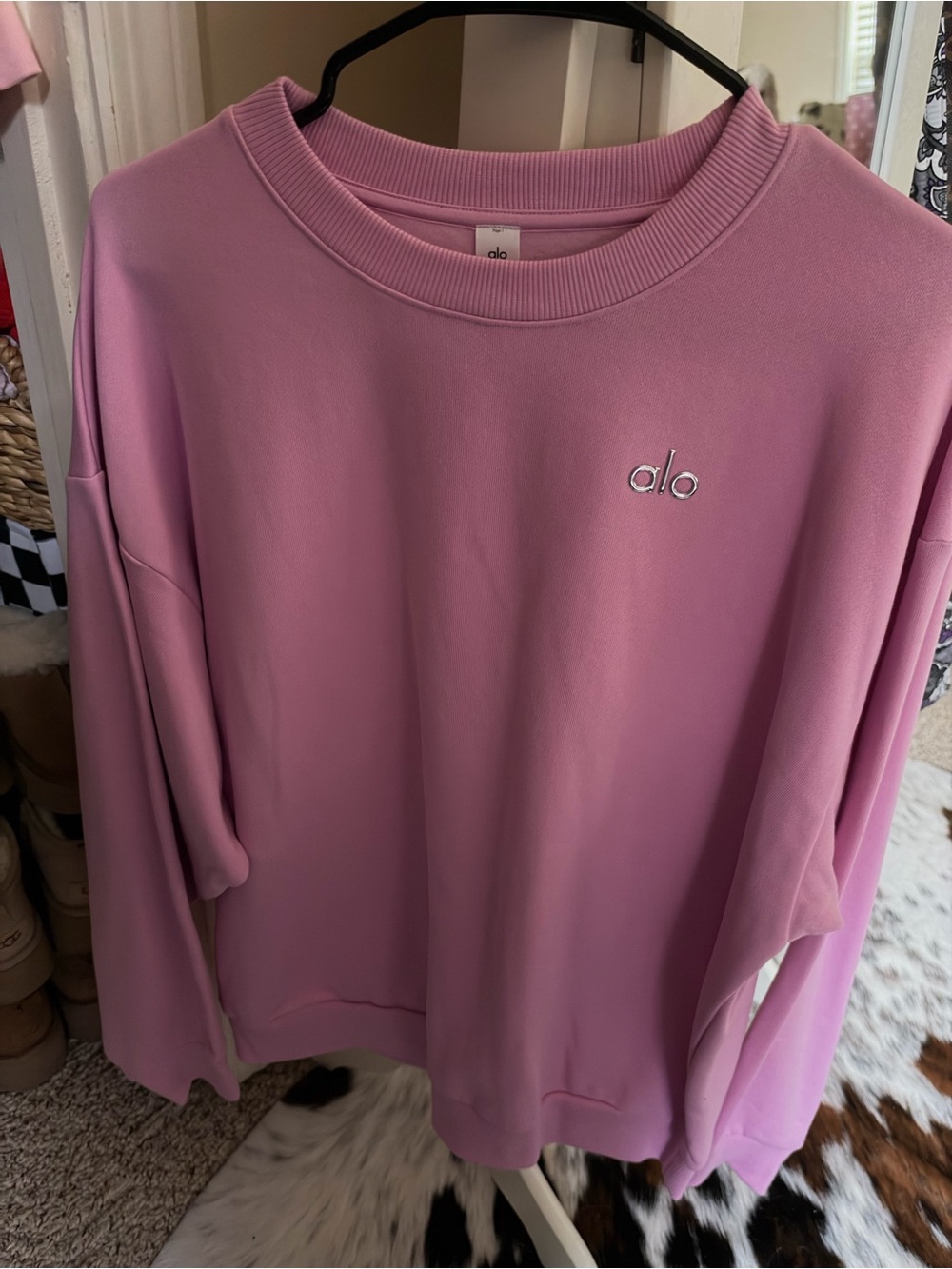 ALO Yoga Accolade Crew Neck Pullover - Candy
Heart Pink